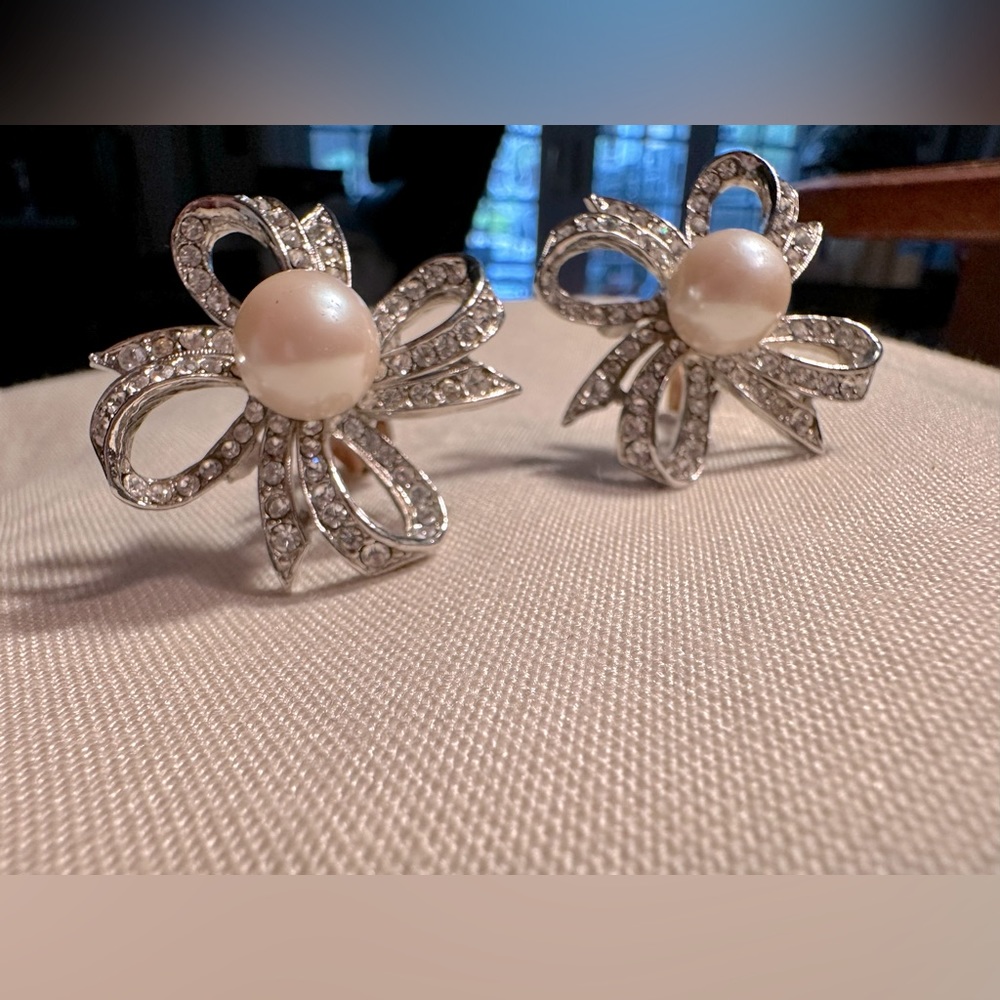 Stunning Vintage rhinestone and pearl center earrings.Clasp back.Wedding stylish